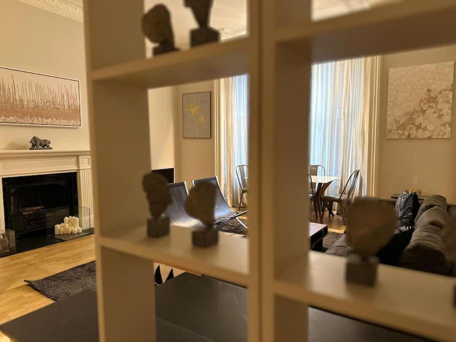 Stunning 2 Bed/2Bath Flat In Heart Of Kensington Appartement Londen Buitenkant foto