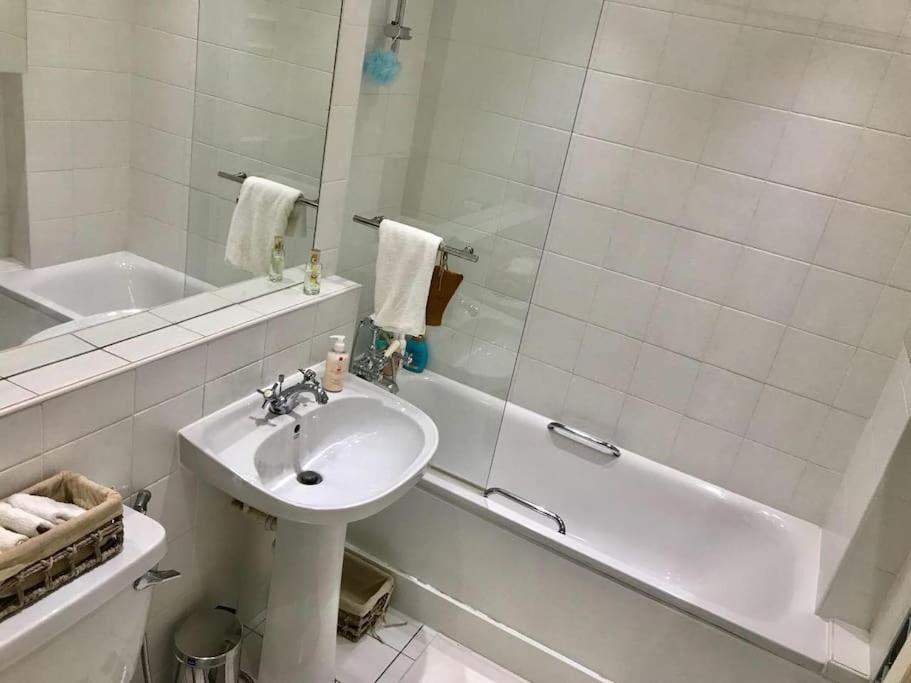 Stunning 2 Bed/2Bath Flat In Heart Of Kensington Appartement Londen Buitenkant foto
