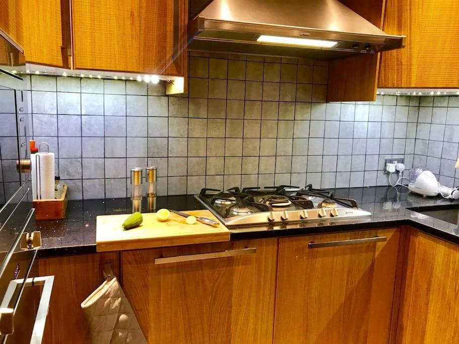 Stunning 2 Bed/2Bath Flat In Heart Of Kensington Appartement Londen Buitenkant foto
