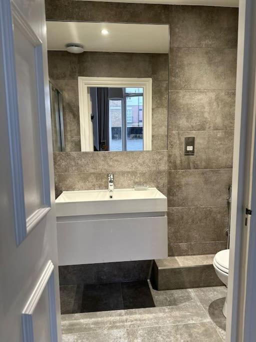 Stunning 2 Bed/2Bath Flat In Heart Of Kensington Appartement Londen Buitenkant foto