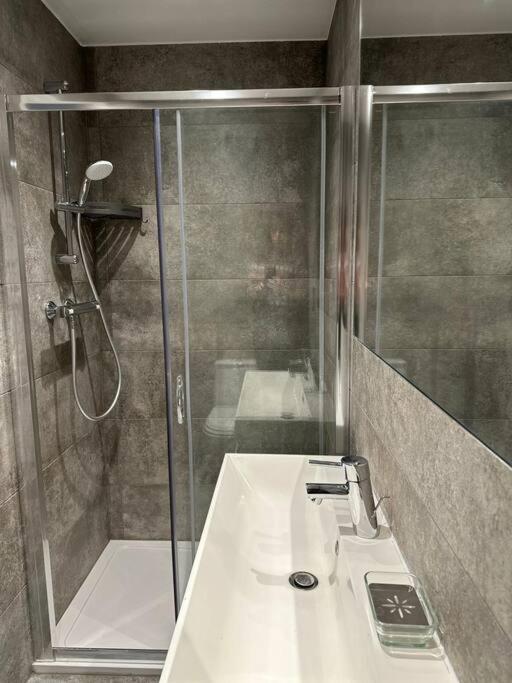 Stunning 2 Bed/2Bath Flat In Heart Of Kensington Appartement Londen Buitenkant foto
