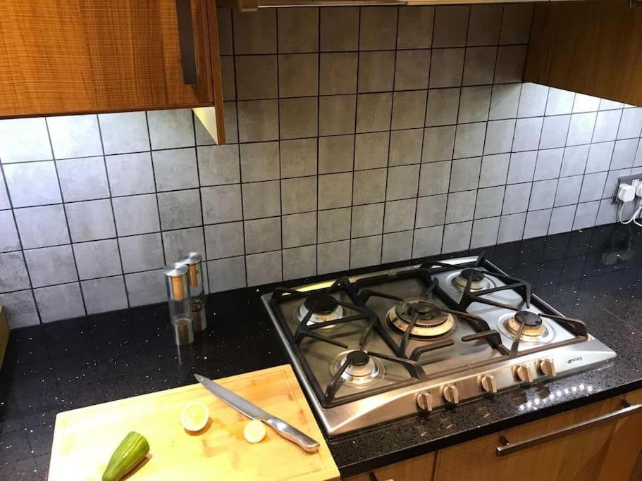Stunning 2 Bed/2Bath Flat In Heart Of Kensington Appartement Londen Buitenkant foto